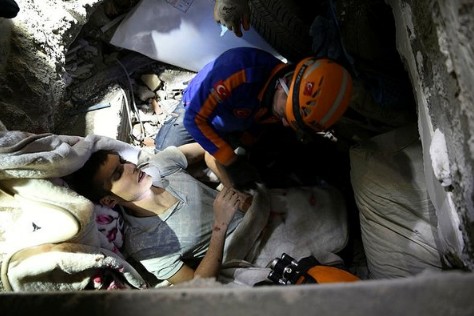 89.saatte kurtarılan Yiğit'in ekiplerle tebessüm ettiren diyaloğu: Beyaz araba vardı ne durumda?